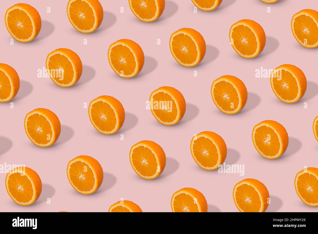 Émincé d'orange frais sur fond rose pastel. Motif de fruits, concept estival créatif. Pop art design, créatif été concept. Banque D'Images