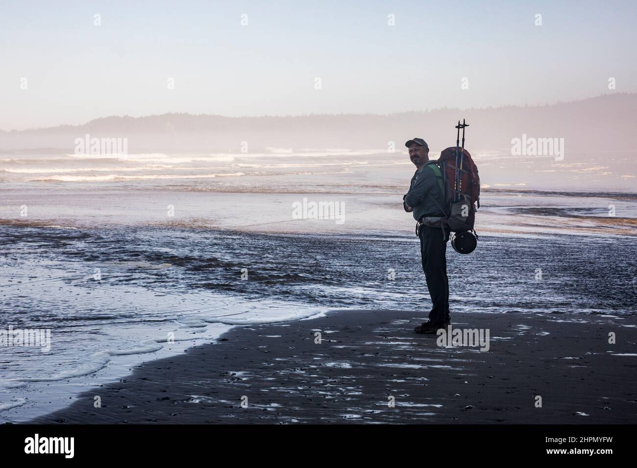 Un homme qui fait du rempart sur la côte olympique de l'État de Washington, près du delta de Mosquito Creek, Washington, États-Unis. Banque D'Images