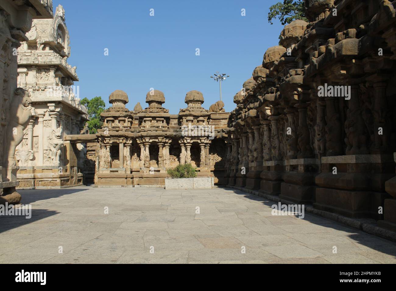 Le temple Kailasanathar, également appelé temple Kailasanatha, est un temple hindou historique de l'époque de Pallava à Kanchipuram, au Tamil Nadu. Dédié à Shiva, c'est l'un des plus anciens monuments encore en vie à Kanchipuram. Inde. Banque D'Images