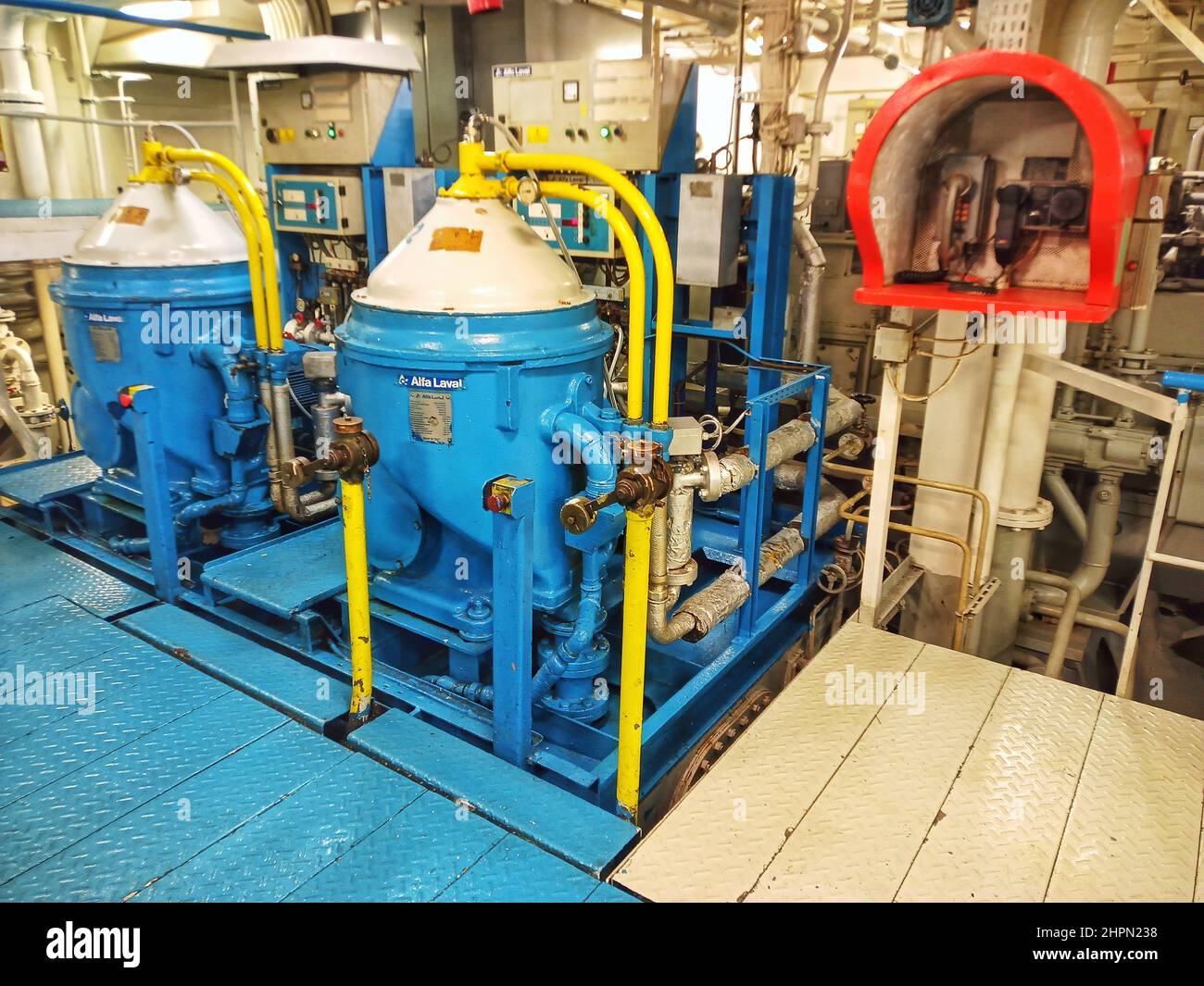 système de purificateur d'huile lub à bord du navire, système de purificateur à bord du navire marchand, téléphone d'urgence dans la salle des machines, salle des machines du navire Banque D'Images