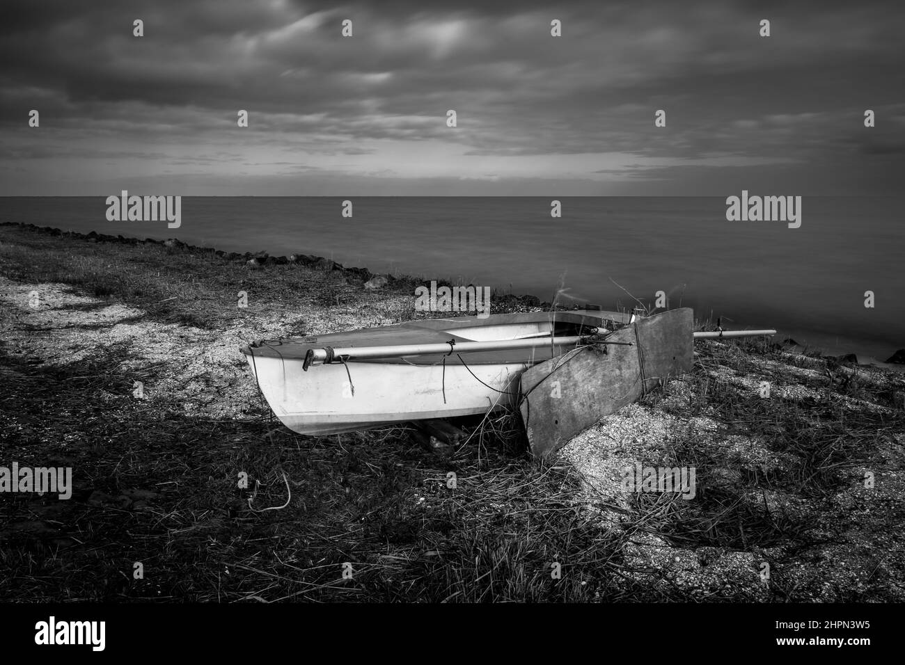 Marken une place aux pays-bas contre IJselmeer. Bateau cassé en attente de récupération Banque D'Images