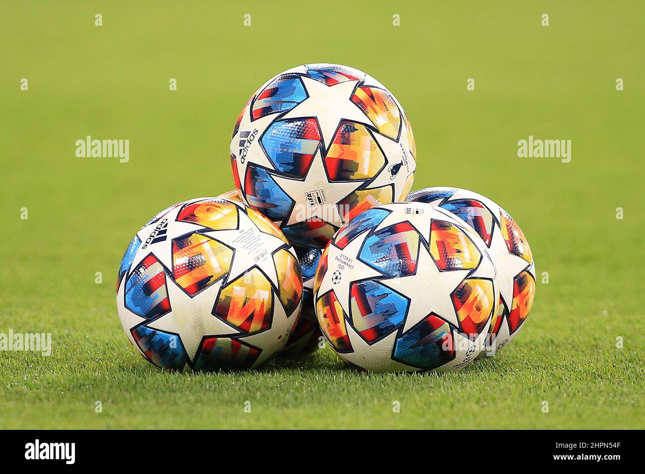 Londres, Royaume-Uni. 22nd févr. 2022. Les ballons de football sont illustrés avant l'échauffement du match. Ligue des champions de l'UEFA, partie du match de 16 1st jambes, Chelsea et LSC Lille au Stamford Bridge de Londres, le mardi 22nd février 2022. Cette image ne peut être utilisée qu'à des fins éditoriales. Utilisation éditoriale uniquement, licence requise pour une utilisation commerciale. Aucune utilisation dans les Paris, les jeux ou les publications d'un seul club/ligue/joueur. photo par Steffan Bowen/Andrew Orchard sports photographie/Alay Live news crédit: Andrew Orchard sports photographie/Alay Live News Banque D'Images