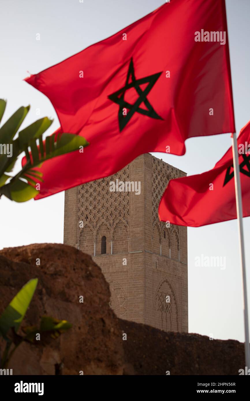 Tour Hassan avec drapeau du Maroc - Rabat, Maroc, Afrique du Nord. Banque D'Images