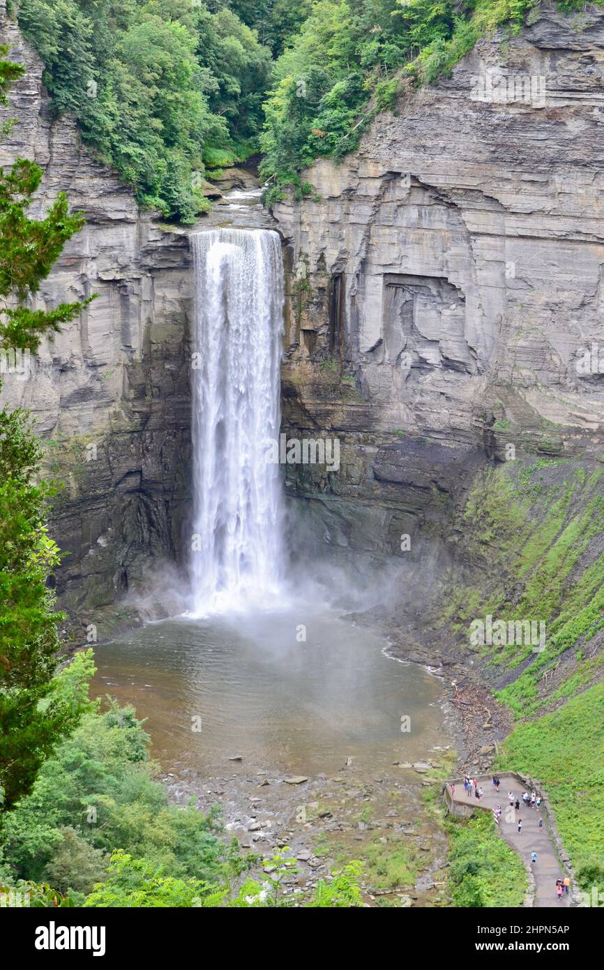 Les chutes de Taughannock plongent dans les gorges vues depuis le belvédère en été Banque D'Images