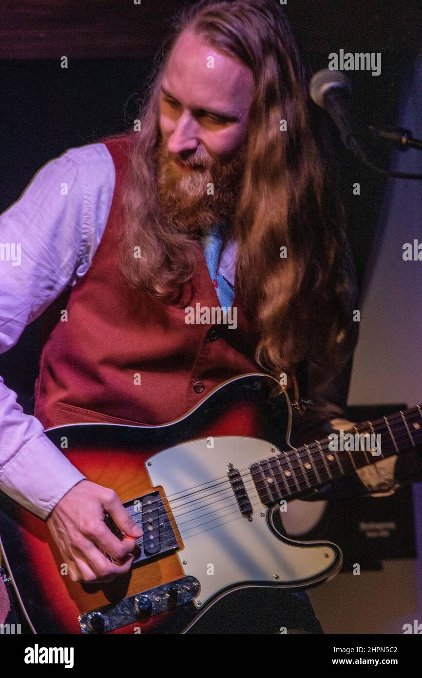 Guitariste aux cheveux très longs jouant dans le groupe Lynne Hanson Banque D'Images