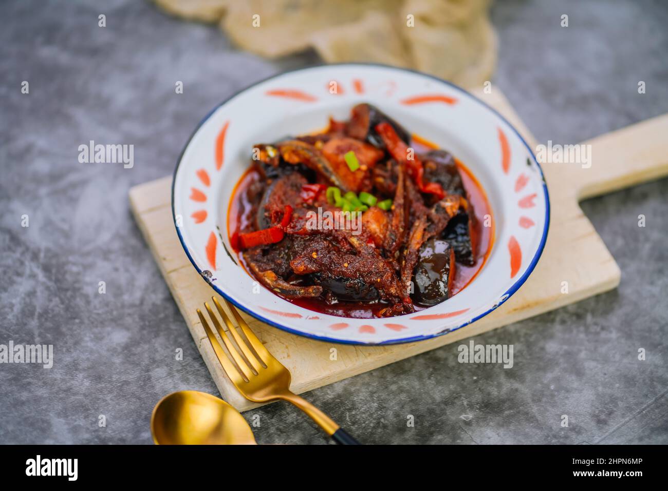 Cuisine indonésienne, Terong balado ikan teri (aubergines avec sauce Chili et anchois) Banque D'Images