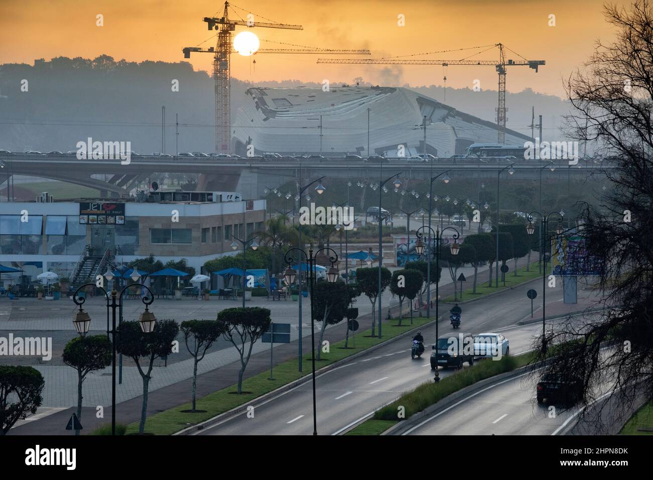 Un opéra est en construction, car un tramway de transport en commun passe à Rabat, au Maroc, en Afrique du Nord. Banque D'Images