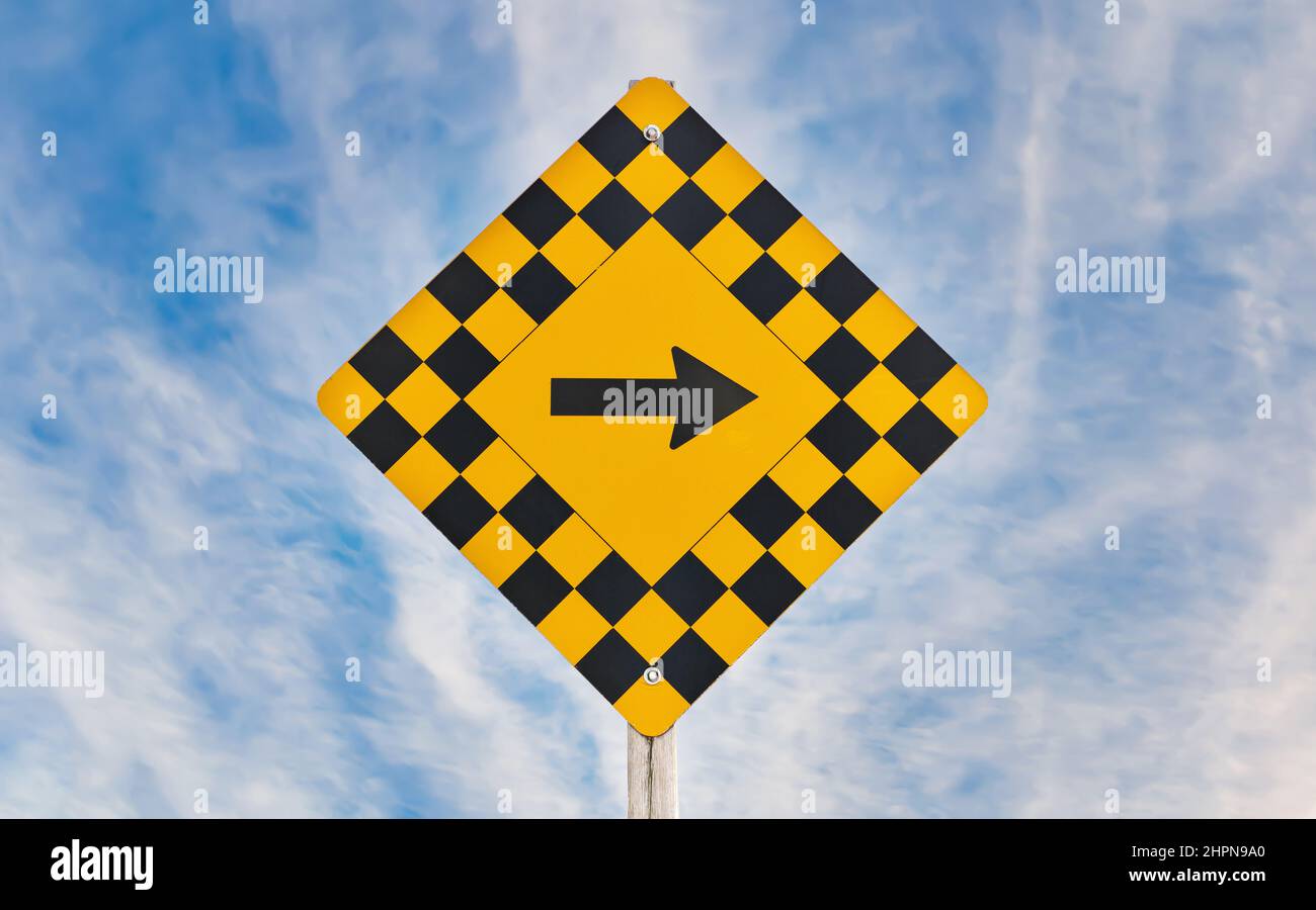 Panneau de signalisation avec flèche à droite isolée contre un ciel bleu spectaculaire Banque D'Images