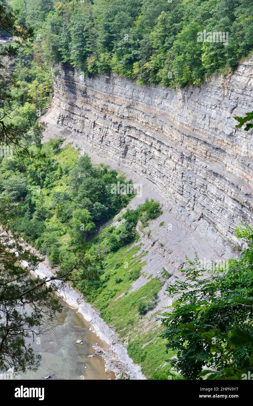 Vue sur la falaise de calcaire escarpée et la rivière Genesee depuis inspiration point au parc national de Letchworth en été Banque D'Images