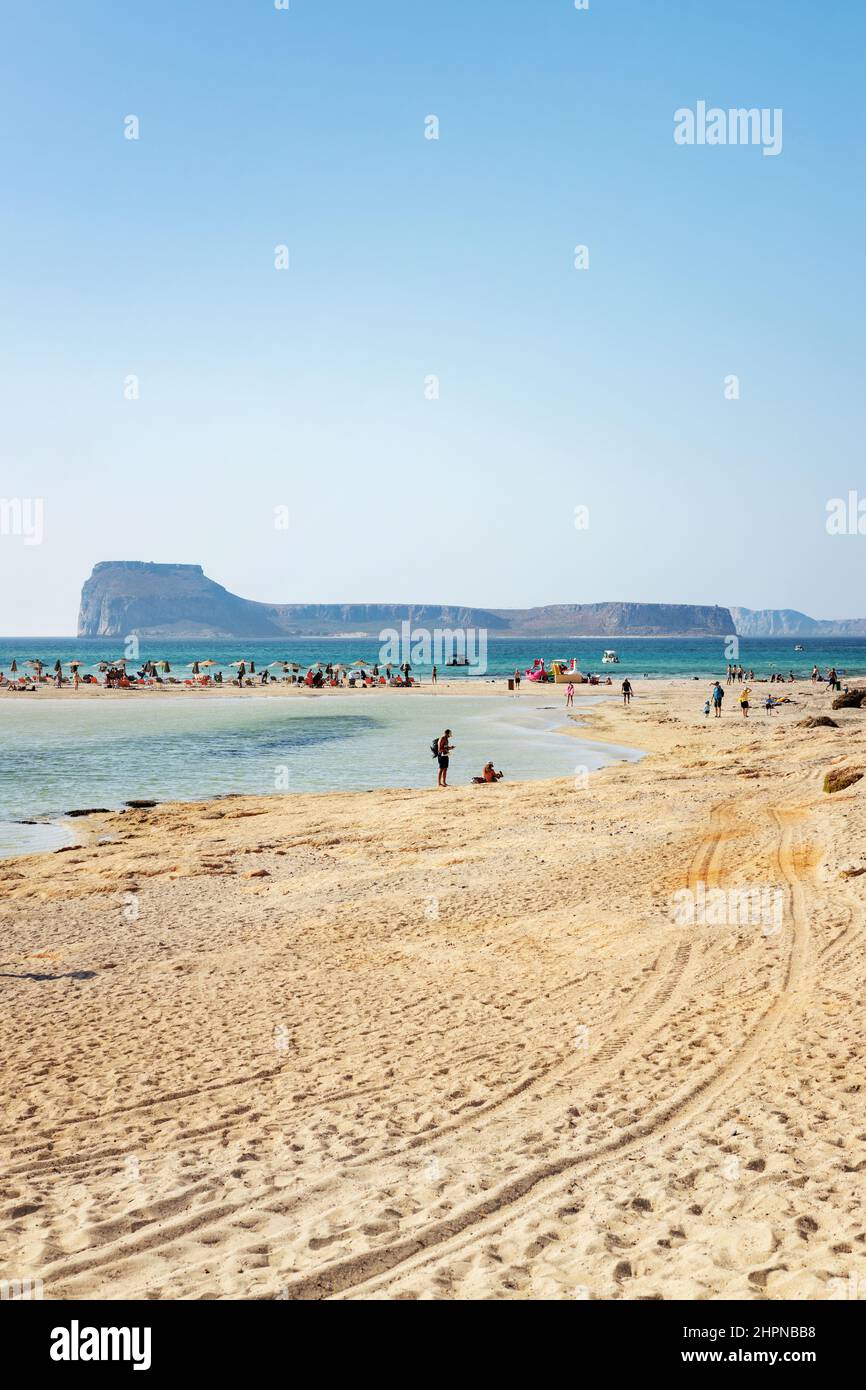 Touristes sur la célèbre plage de Balos, avec l'île de Gramvousa en arrière-plan Banque D'Images
