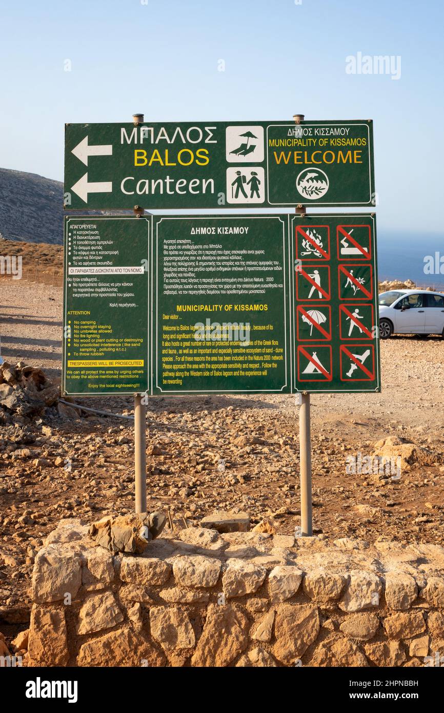 Panneau pour les touristes arrivant à la lagune de Balos. Il y a des informations sur les directions et sur ce qui est interdit, avec le titre principal: ''Balos, Canteen, Munici Banque D'Images