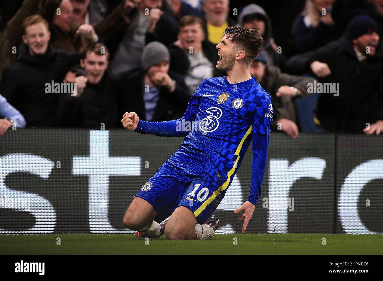 Londres, Royaume-Uni. 22nd févr. 2022. Christian Pullisic, de Chelsea, célèbre après avoir mis ses équipes au point le but 2nd. Ligue des champions de l'UEFA, partie du match de 16 1st jambes, Chelsea et LSC Lille au Stamford Bridge de Londres, le mardi 22nd février 2022. Cette image ne peut être utilisée qu'à des fins éditoriales. Utilisation éditoriale uniquement, licence requise pour une utilisation commerciale. Aucune utilisation dans les Paris, les jeux ou les publications d'un seul club/ligue/joueur. photo par Steffan Bowen/Andrew Orchard sports photographie/Alay Live news crédit: Andrew Orchard sports photographie/Alay Live News Banque D'Images