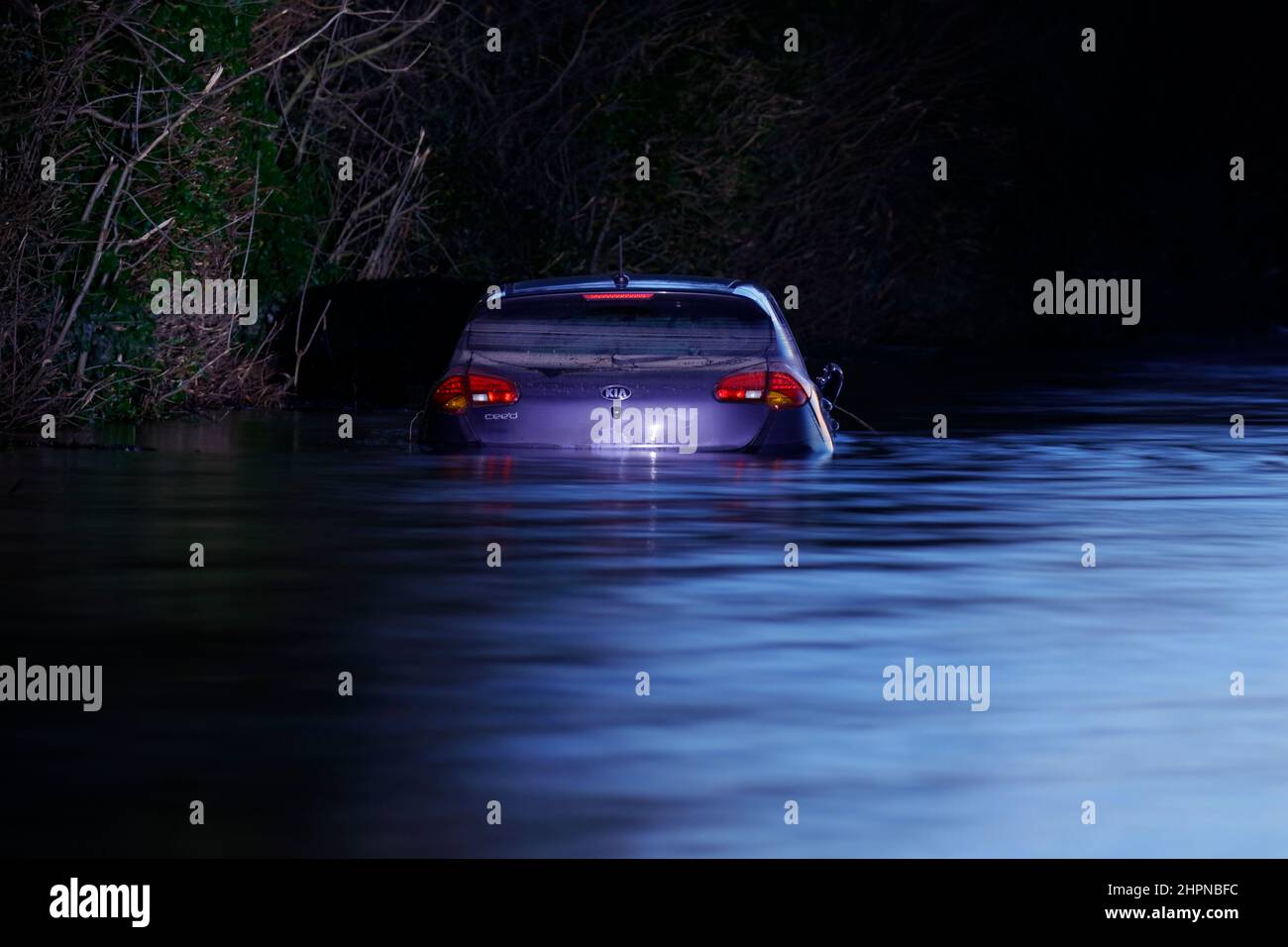 Un Kia CEED a été submergé après avoir tenté de traverser des eaux de crue sur Newton Lane à Fairburn, dans le North Yorkshire, pendant la tempête Franklin Banque D'Images