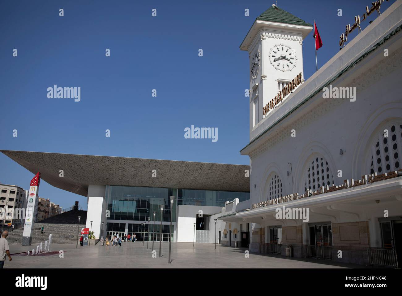 L'ancienne gare coloniale française de la gare de Casa voyageurs se trouve toujours à côté de la nouvelle gare contemporaine de Casablanca, au Maroc. Banque D'Images