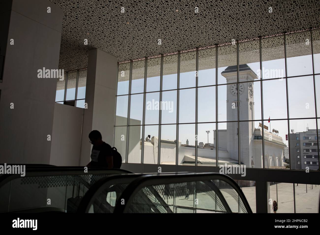 L'ancienne gare coloniale française de la gare de Casa voyageurs se trouve toujours à côté de la nouvelle gare contemporaine de Casablanca, au Maroc. Banque D'Images