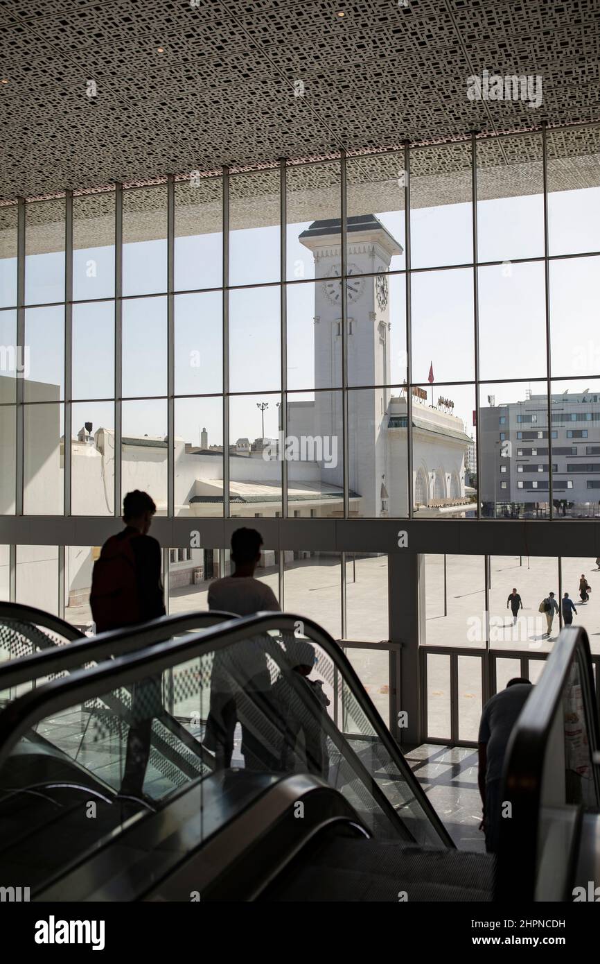 L'ancienne gare coloniale française de la gare de Casa voyageurs se trouve toujours à côté de la nouvelle gare contemporaine de Casablanca, au Maroc. Banque D'Images