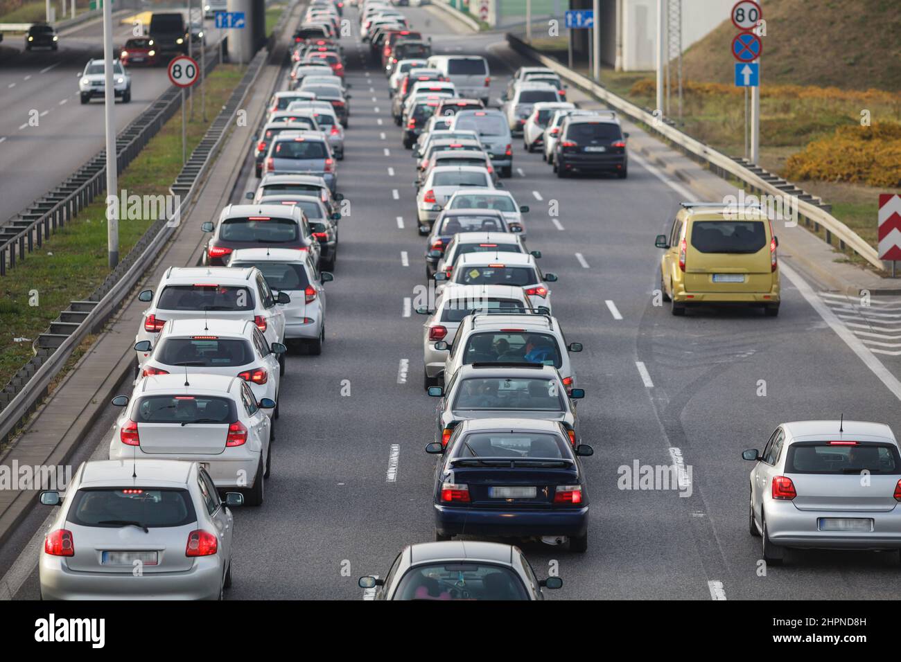 Embouteillage sur une route express, plusieurs voitures attendent dans la file d'attente Banque D'Images