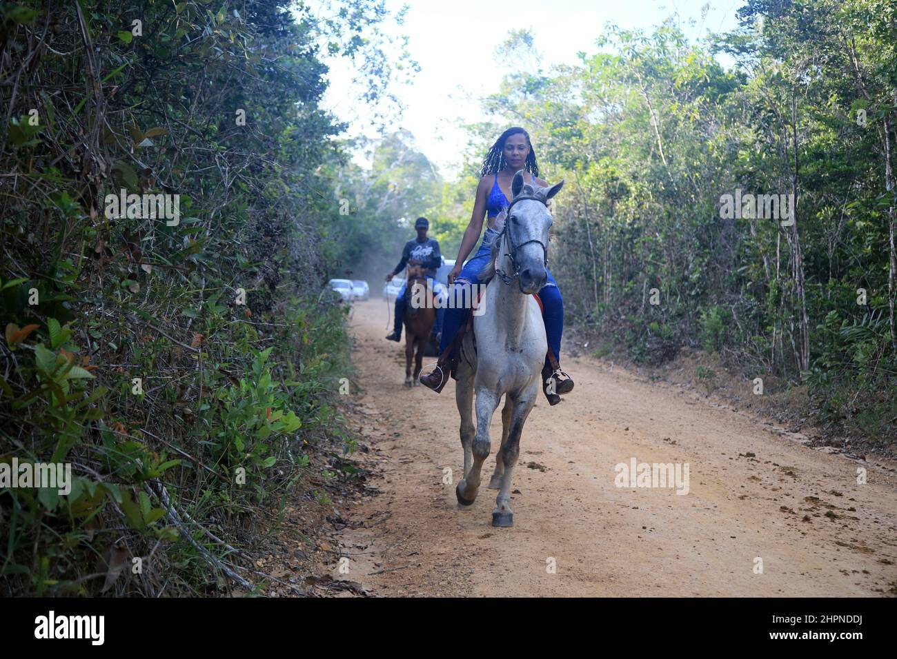 conde, bahia, brésil - 9 janvier 2022 : personnes participant à une balade à cheval dans une zone rurale de la ville de Conde. Banque D'Images