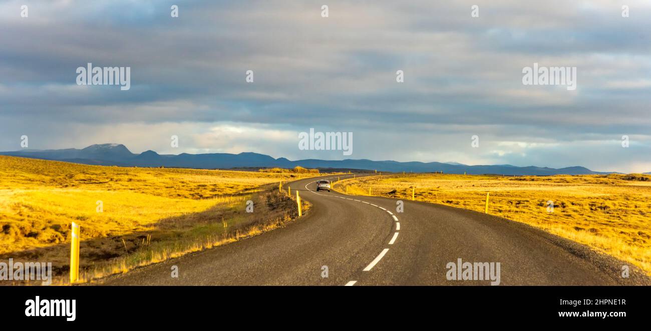 Paysage de la route de l'Islande. Les nuages et l'océan sur l'horizon. Célèbre attraction touristique Banque D'Images