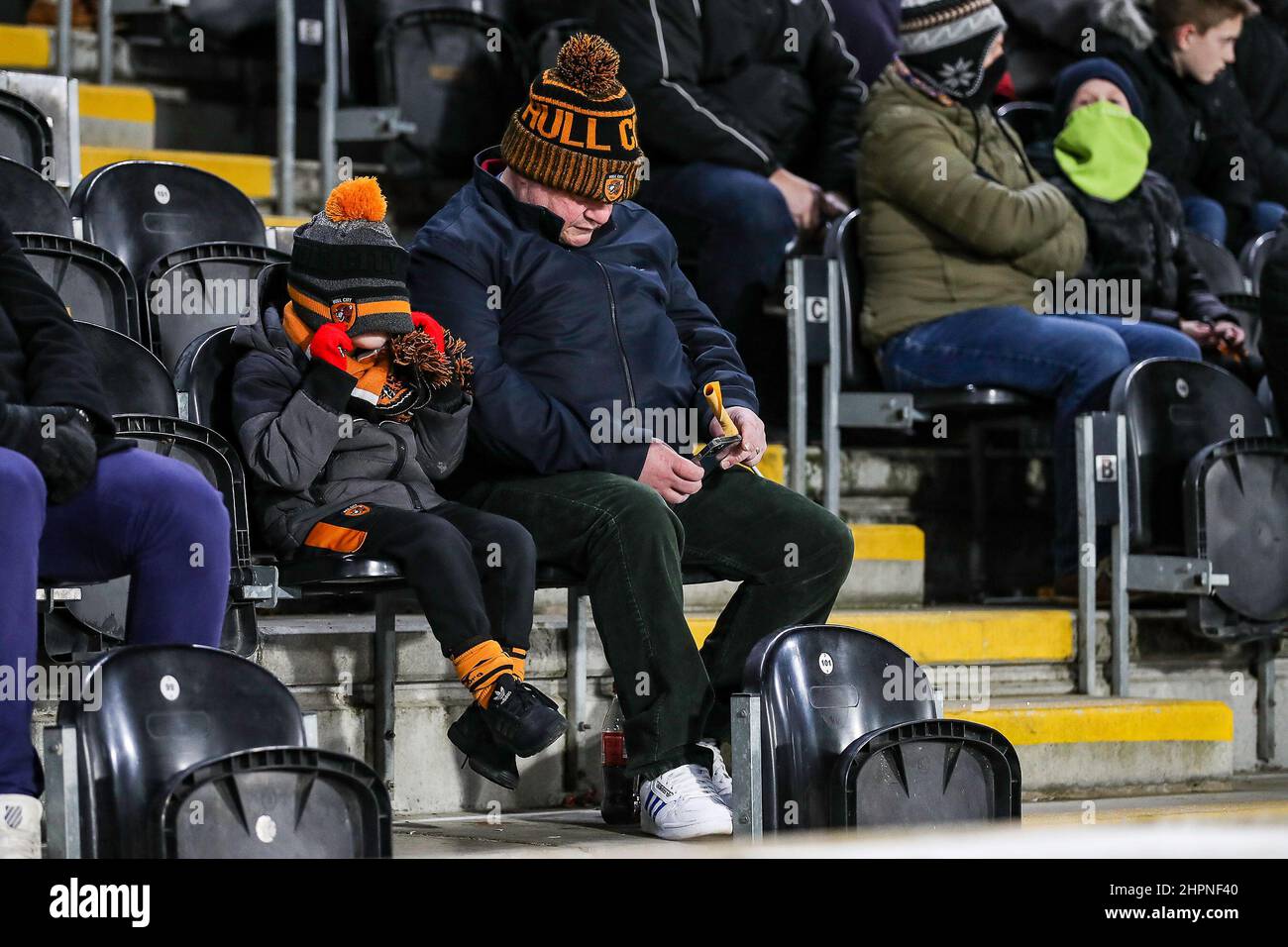 Kingston upon Hull, Royaume-Uni. 22nd févr. 2022. Deux fans de Hull City ne peuvent pas regarder leur équipe tomber à Barnsley en 2-0 lors du match de championnat EFL Sky Bet entre Hull City et Barnsley au KCOM Stadium, Kingston upon Hull, Angleterre, le 22 février 2022. Photo de Simon Hall. Utilisation éditoriale uniquement, licence requise pour une utilisation commerciale. Aucune utilisation dans les Paris, les jeux ou les publications d'un seul club/ligue/joueur. Crédit : UK Sports pics Ltd/Alay Live News Banque D'Images