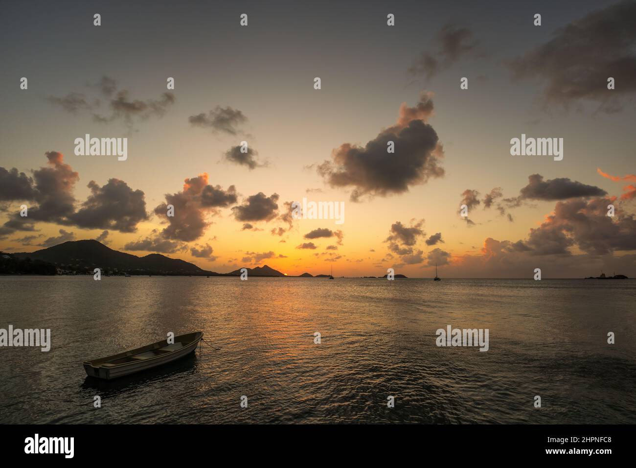 Coucher de soleil sur Hillsborough Bay, Carriacou Island, Grenade. Hillsborough est la plus grande ville de l'île. Banque D'Images