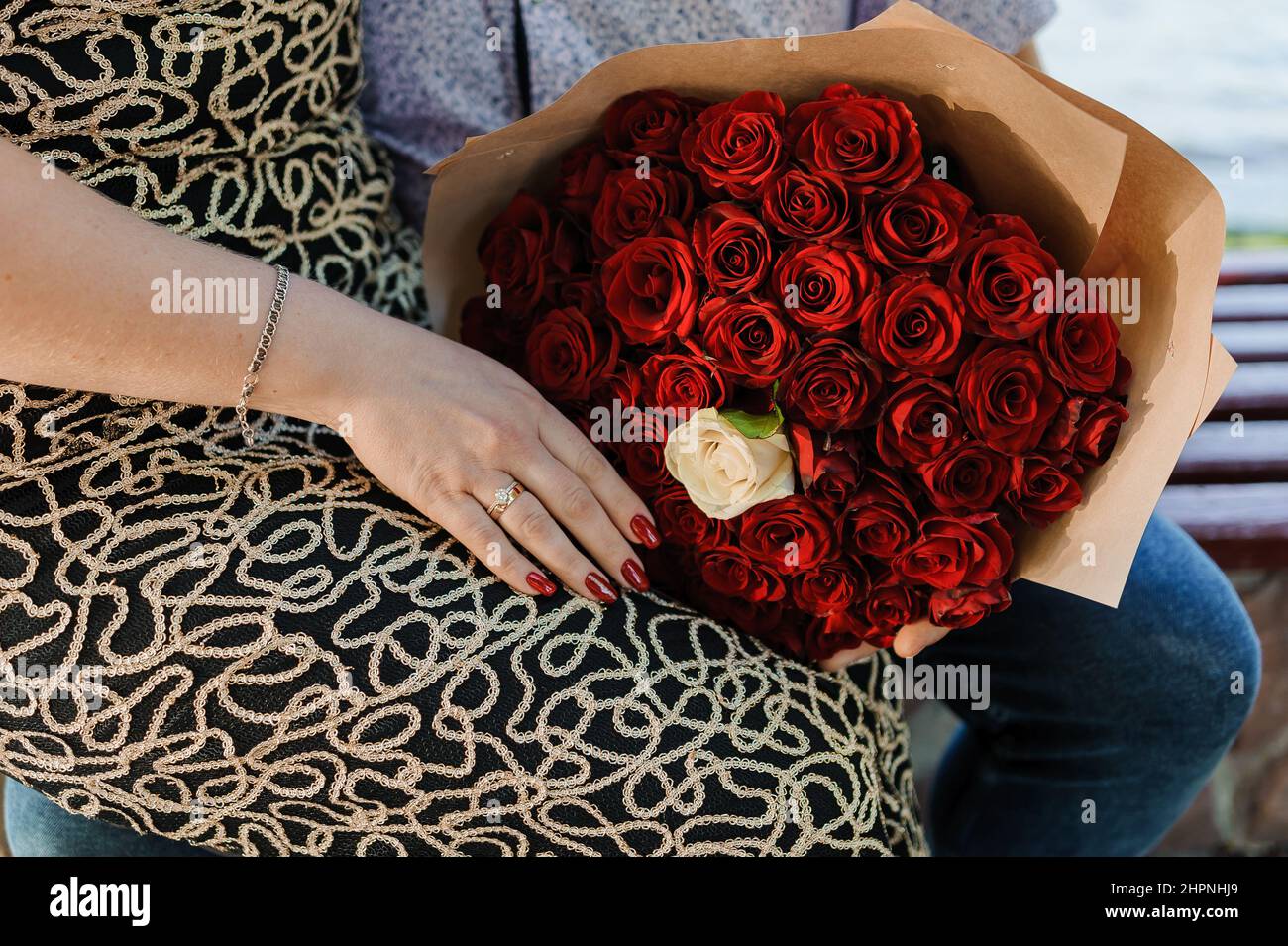 Bouquet de roses rouges, bague d'or pour femmes avec une pierre. Bouquet de  fleurs rouges. Une offre de mariage Photo Stock - Alamy