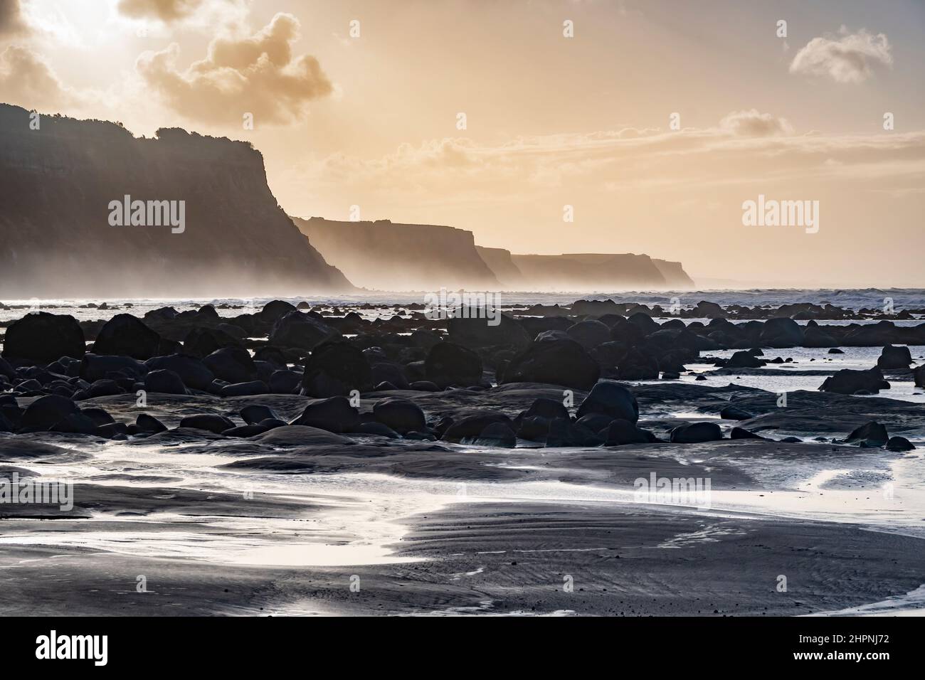 Plage, rochers et falaises, Ohawe Beach, South Taranaki, North Island, Nouvelle-Zélande Banque D'Images