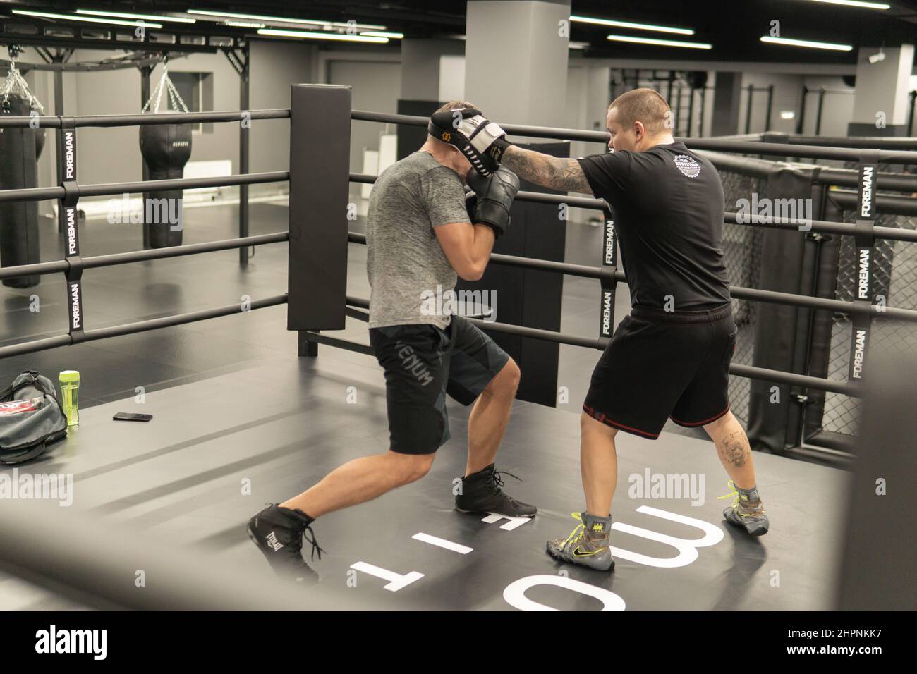 RUSSIE, MOSCOU - 14 FÉVR. 2022: Boxe gym sac jeune, dans le sport de force de l'après-midi pour la compétition de l'homme fort, macho Angry. Conscient Banque D'Images