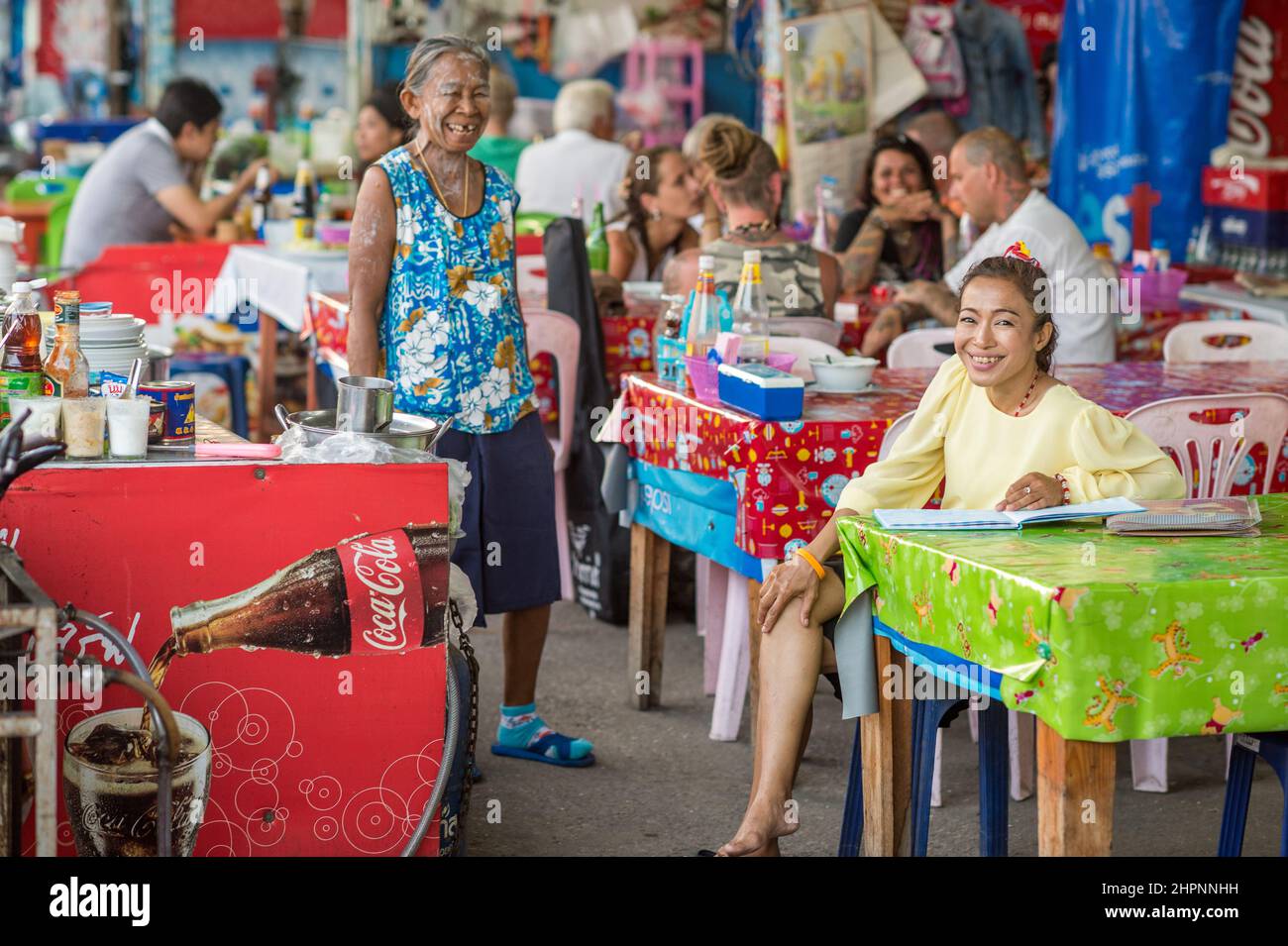 Femme chef et serveuse au Grand marché de nuit, qui est l'un des nombreux marchés de nuit à Hua Hin, en Thaïlande Banque D'Images
