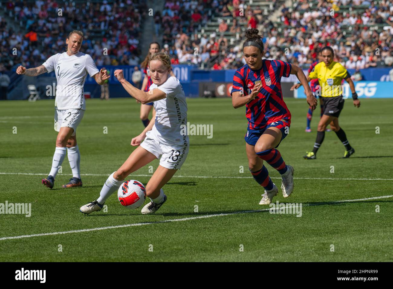 Carson, Californie, États-Unis. 20th févr. 2022. La nouvelle-Zélande avance Paige Satchell (13) et les États-Unis font avancer Sophia Smith (11) dans l'action lors d'un match international de football entre les États-Unis et la Nouvelle-Zélande, dans la coupe SheBelieves, au parc sportif Dignity Health à Carson, en Californie. Justin Fine/CSM/Alamy Live News Banque D'Images