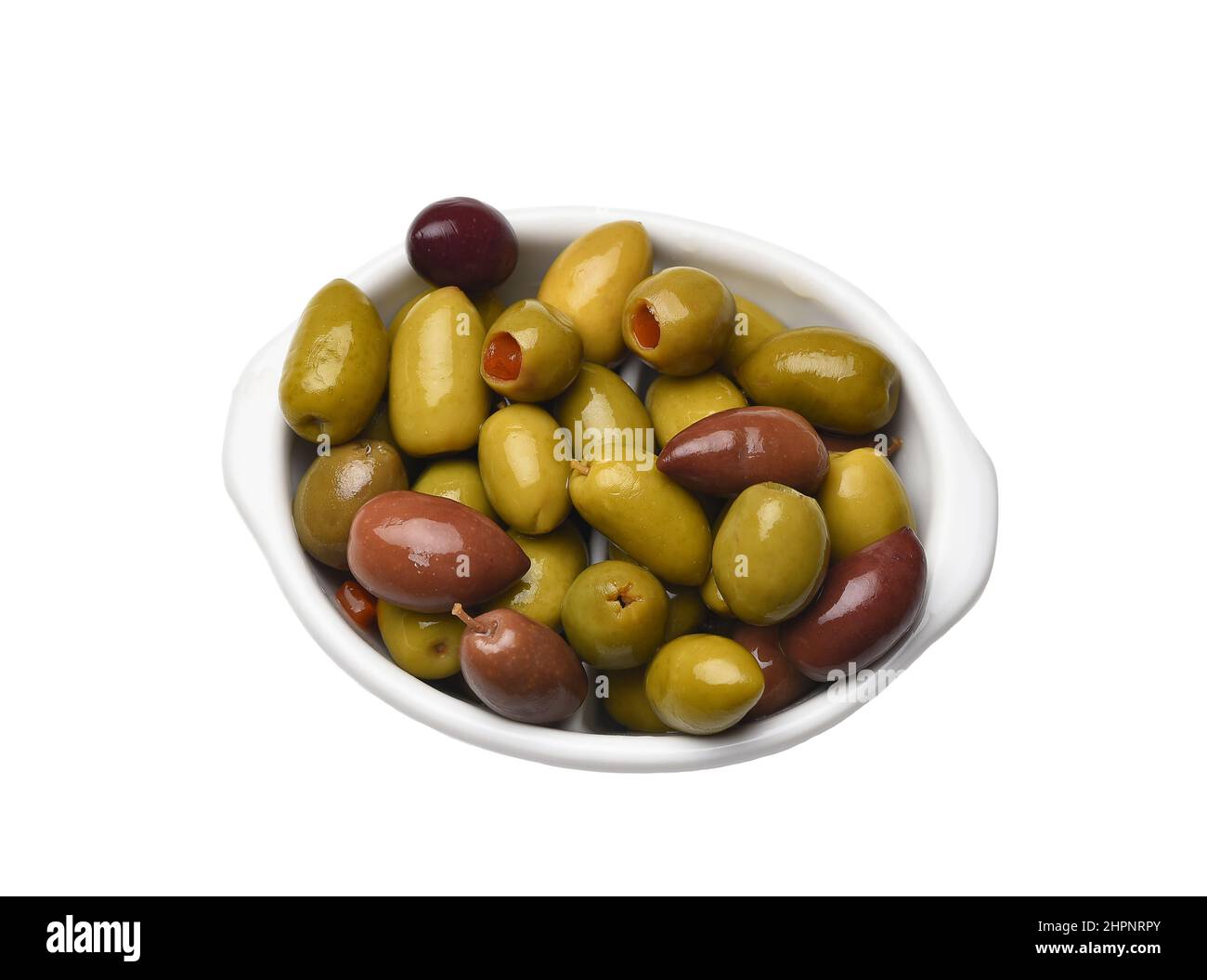 Un bol d'olives entières vertes et noires et d'olives vertes avec des piments isolés sur du blanc. Banque D'Images