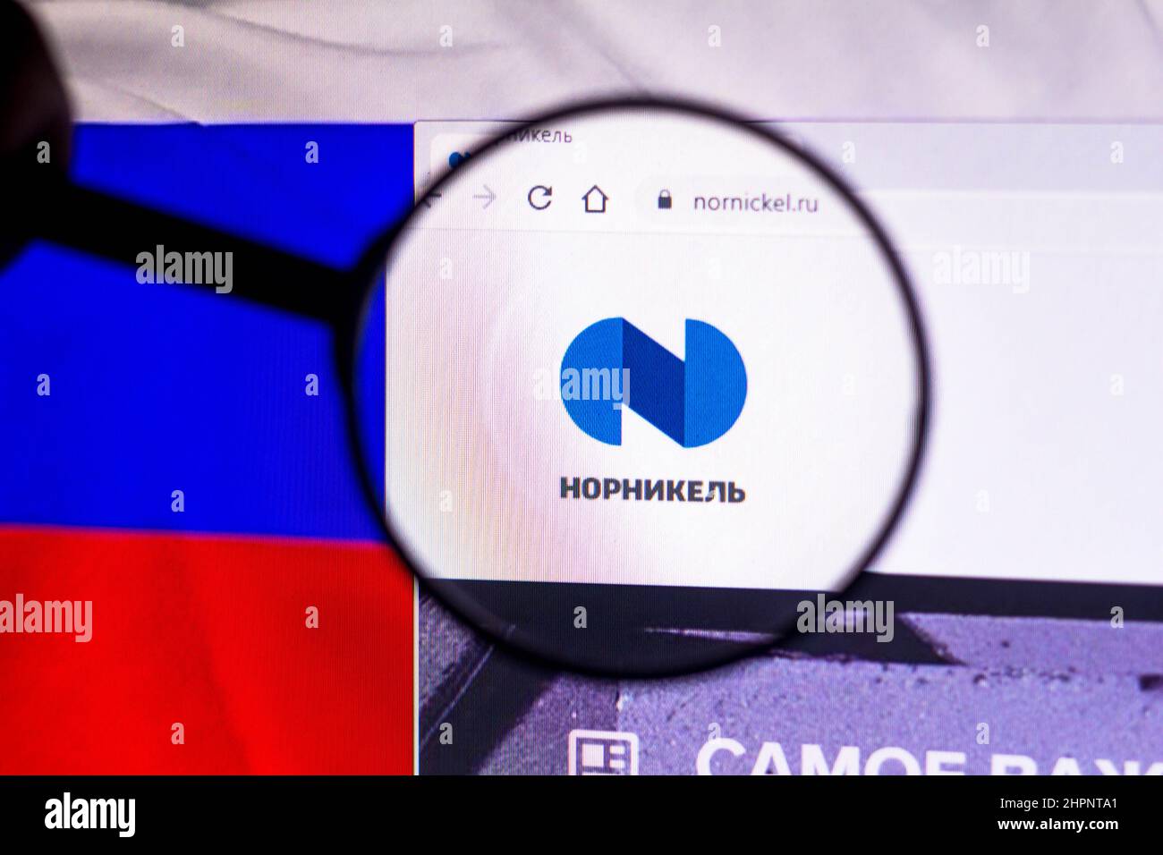 Dans cette illustration, le logo de la société russe MMC Norilsk Nickel affiché sur un écran d'ordinateur à travers une loupe. Banque D'Images