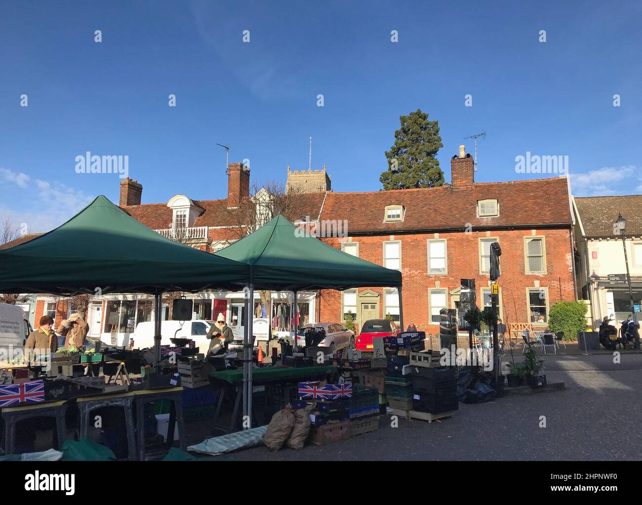 Acheteurs et visiteurs, étals de marché sur Market Hill, la ville de marché de Framingham, Suffolk, Angleterre, Royaume-Uni Banque D'Images