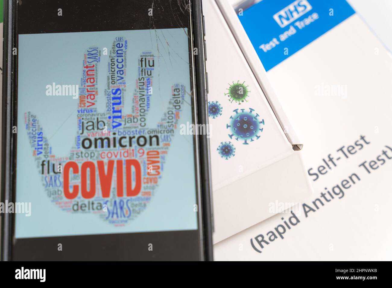 Appareil mobile montrant un signe COVID alors que l'Angleterre trouve une issue à la pandémie , apprenez à vivre avec COVID UK Banque D'Images
