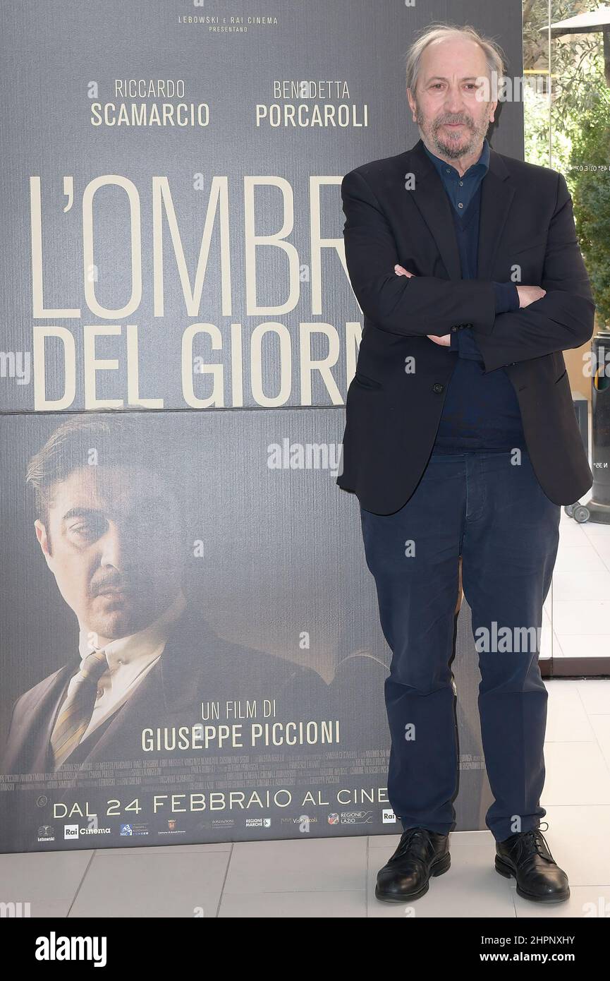 Rome, Italie. 22nd févr. 2022. Giuseppe Piccioni assiste à la photocall du film l'ombra del giorno au Visconti Palace le Meridien Hotel. Crédit : SOPA Images Limited/Alamy Live News Banque D'Images