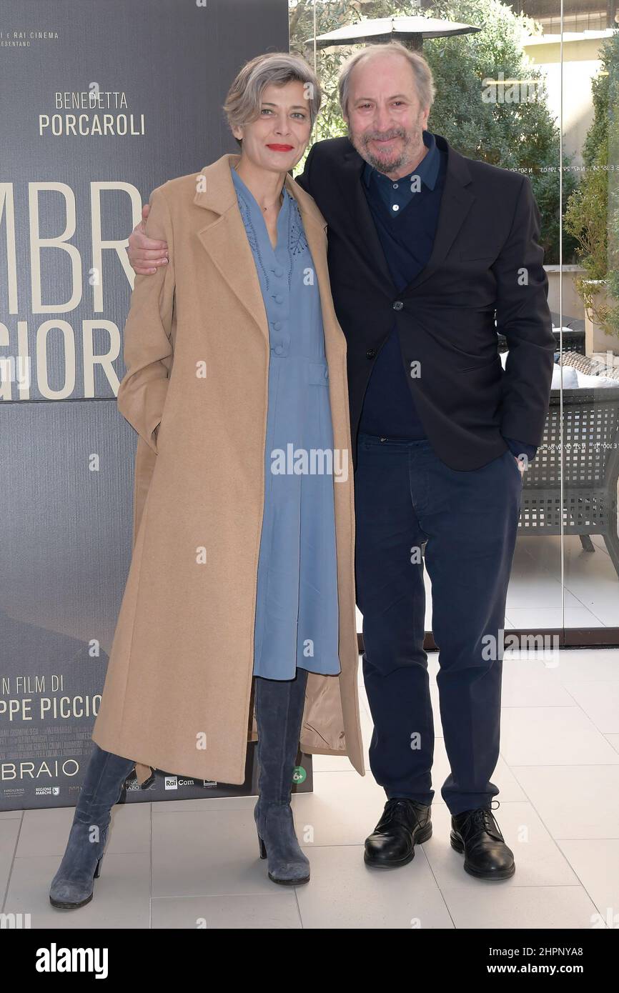 Rome, Italie. 22nd févr. 2022. Sandra Ceccarelli et Giuseppe Piccioni assistent à la photo du film l'ombra del giorno à l'hôtel Visconti Palace le Meridien. (Photo de Mario Cartelli/SOPA Images/Sipa USA) crédit: SIPA USA/Alay Live News Banque D'Images