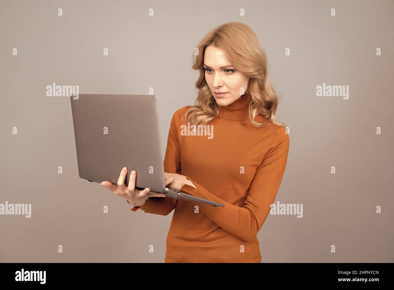 Le cyber-lundi commence maintenant.Une femme fait ses achats sur un ordinateur portable.Achats en ligne.Au-delà du marketing en ligne Banque D'Images