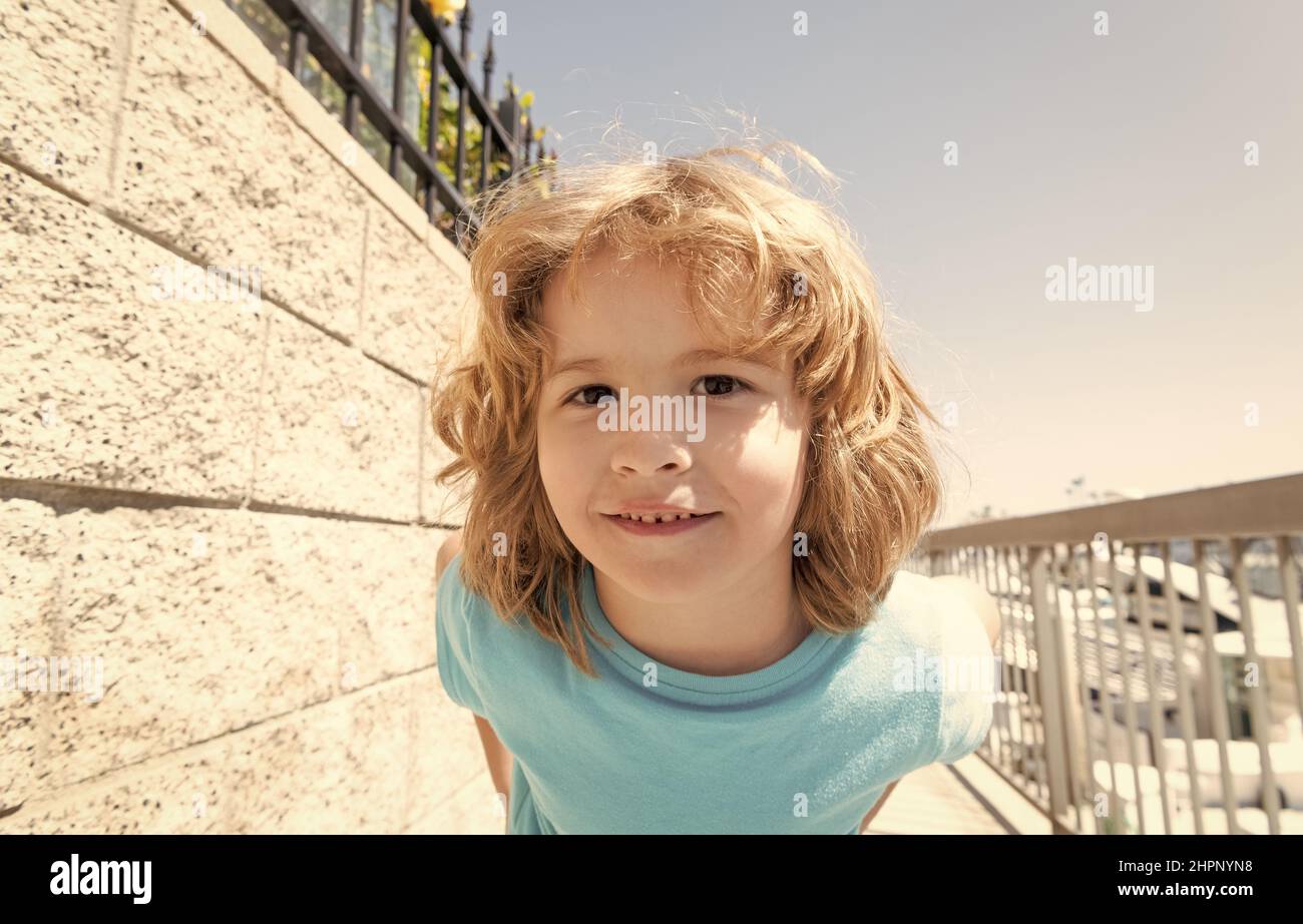 Bonjour été. Portrait de l'enfant heureux. Garçon enfant. Visage des enfants. Bonne enfance et enfance Banque D'Images