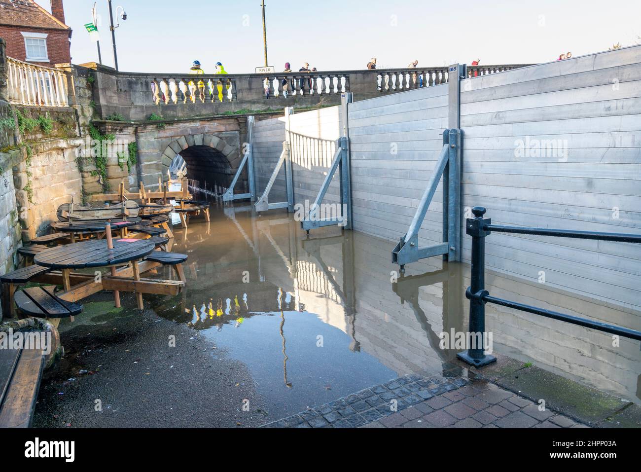 Bewdley,Worcestershire,England,UK- février 22 2022:des défenses d'urgence contre les inondations ont été mises en place pour protéger les résidents de Bewdley Banque D'Images