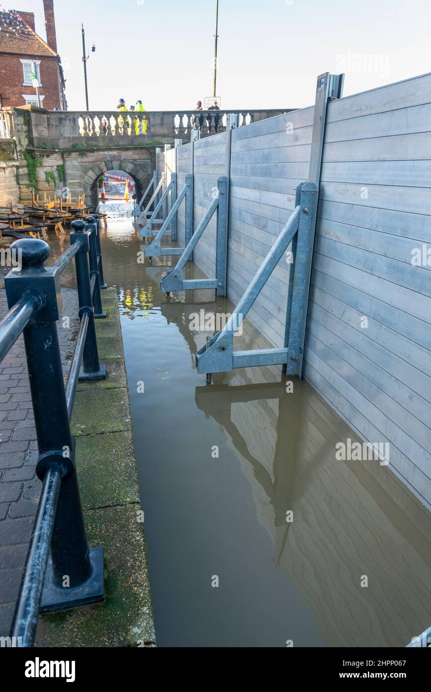 Bewdley,Worcestershire,England,UK- février 22 2022:des défenses d'urgence contre les inondations ont été mises en place pour protéger les résidents de Bewdley Banque D'Images