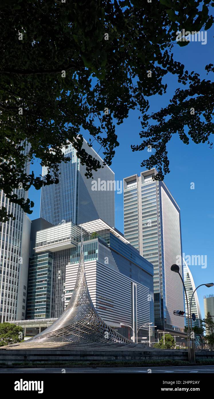 Nagoya, Japon - 22 octobre 2019 : vue sur les gratte-ciels près de la gare JR Nagoya avec le monument Hisho sur la place en face d'eux. Nagoya. Japon Banque D'Images