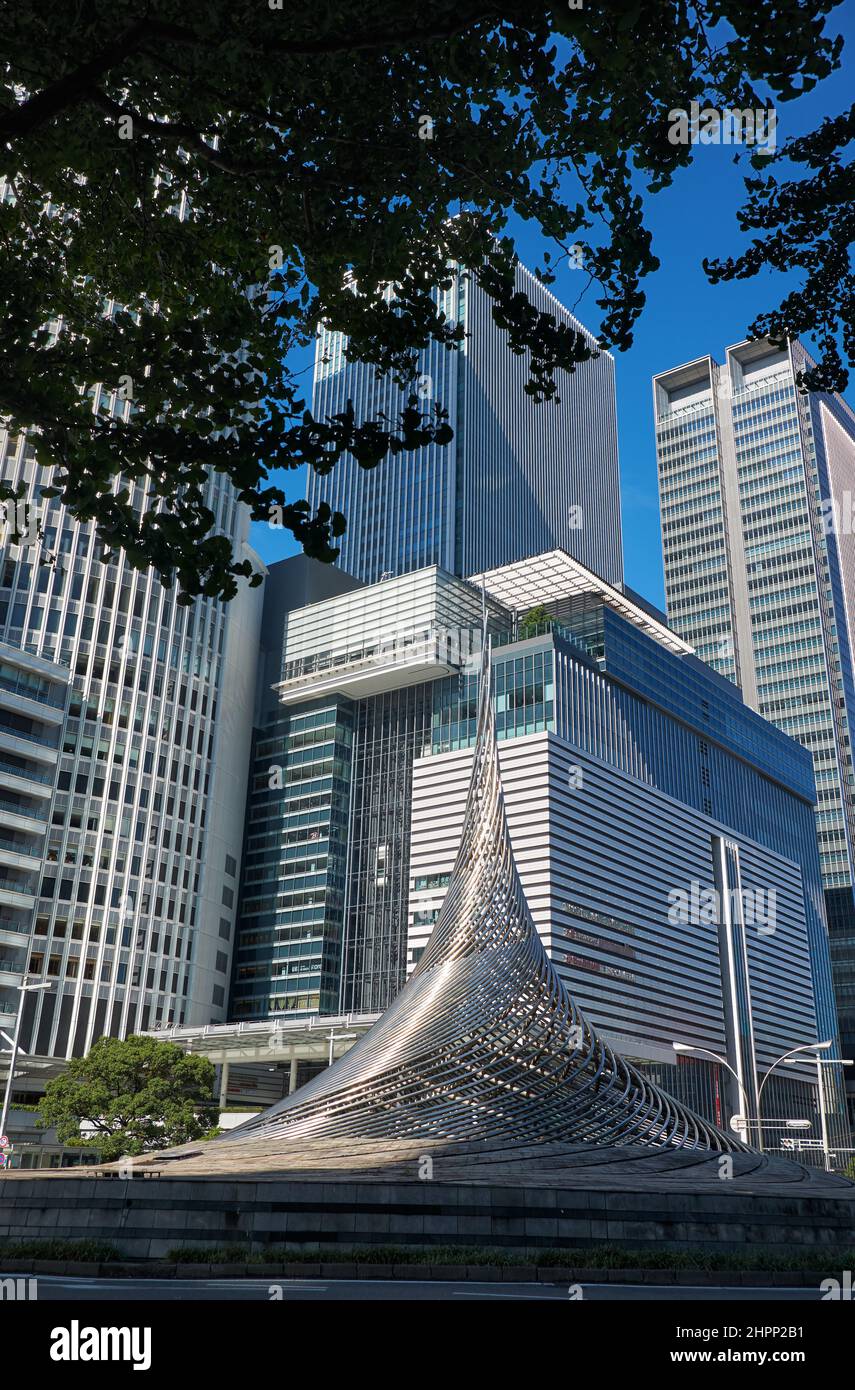 Nagoya, Japon - 22 octobre 2019 : vue sur les gratte-ciels près de la gare JR Nagoya avec le monument Hisho sur la place en face d'eux. Nagoya. Japon Banque D'Images