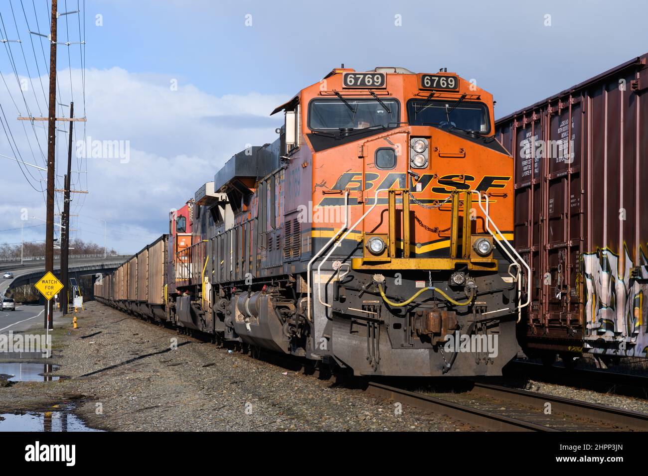Everett, WA, États-Unis - 21 février 2022; le train de marchandises BNSF transportant du charbon passe vers le nord à travers Everett Banque D'Images