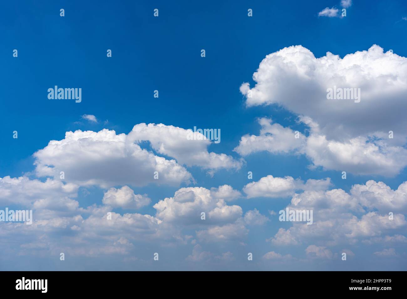 Ciel bleu avec des nuages blancs de fond naturel Banque D'Images