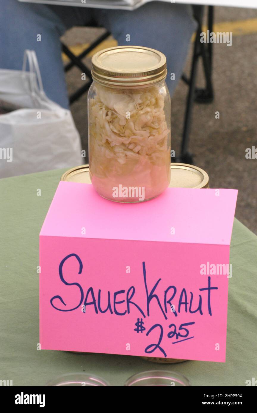 Fruits et légumes en vente sur les marchés agricoles chaque jour au cœur de l'Amérique; Sauerkraut Banque D'Images