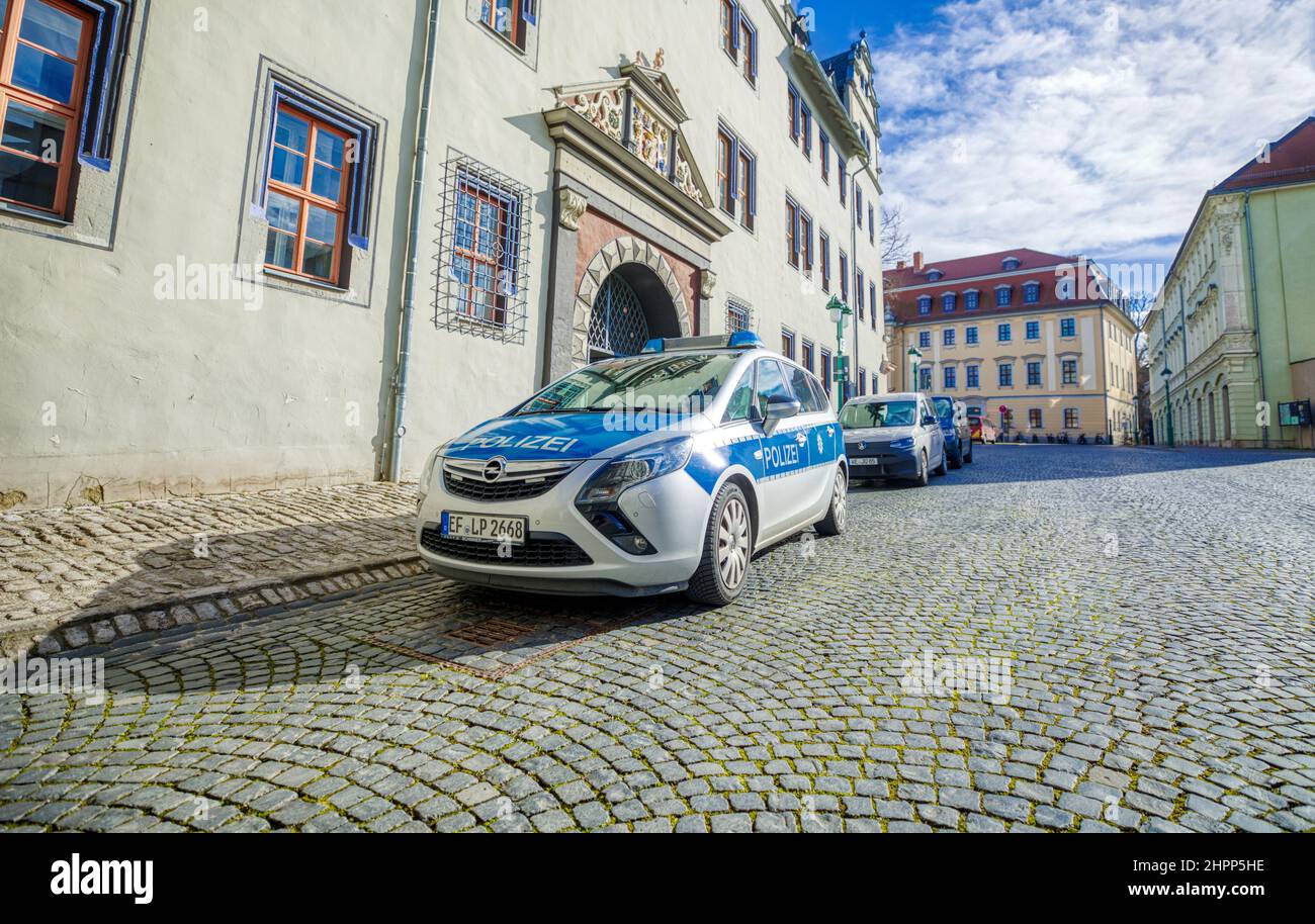 Weimar, Allemagne - 21 février 2022 : voiture de police allemande, se trouve dans une rue de Weimar. Polizei est le mot allemand pour la police. Banque D'Images