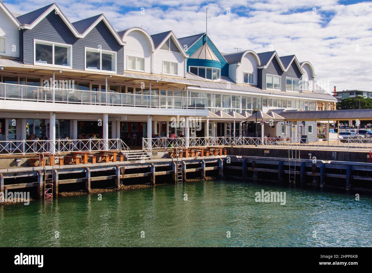Le bar et restaurant six Degrees et le restaurant Cielo Italiano sur le sentier du Foreshore - Newcastle, Nouvelle-Galles du Sud, Australie Banque D'Images