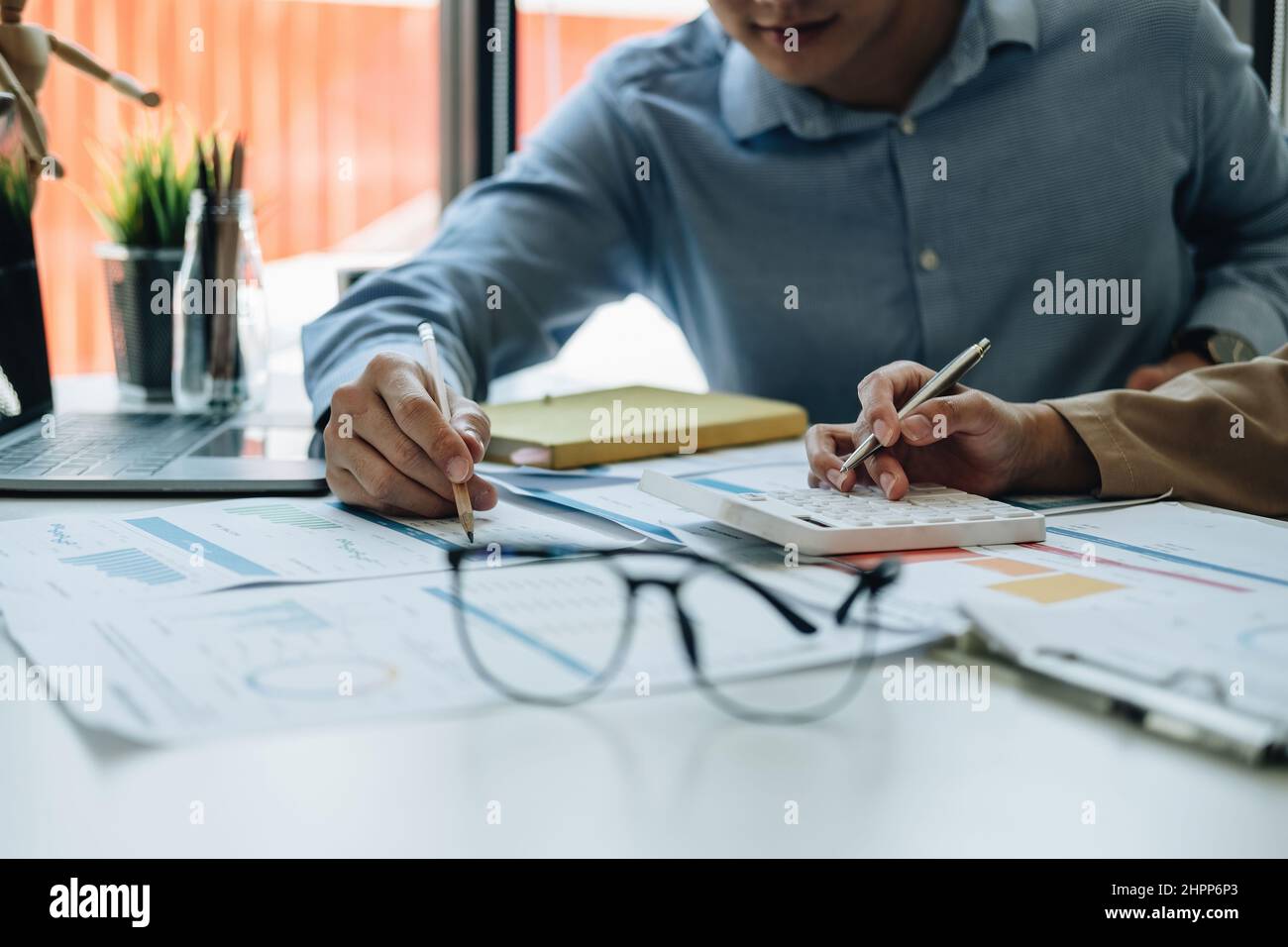 Réunion de l'équipe d'affaires travaillant avec le nouveau projet de démarrage, discussion et analyse des données les graphiques et graphiques, l'utilisation d'ordinateur, les finances d'affaires et Banque D'Images