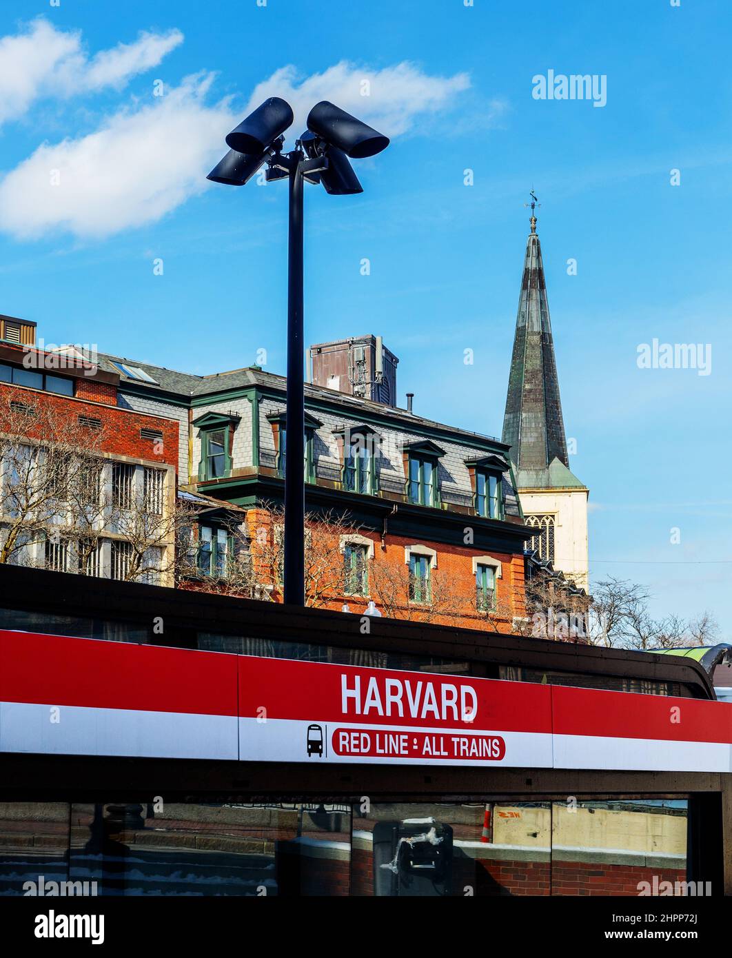 Panneau de la station de métro Harvard Square et bâtiments Banque D'Images
