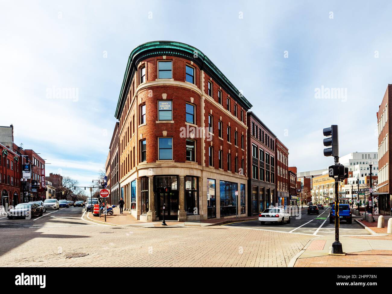 Cambridge, Massachusetts, États-Unis - 19 février 2022 : Harvard Square, intersection de la rue JFK et de la rue Brutle, avec le bâtiment Abbot. Banque D'Images